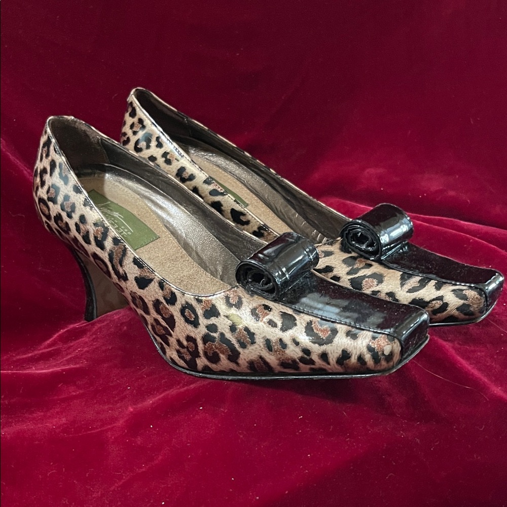 Elegant Italian- made Leopard Print Heels with Black Trim